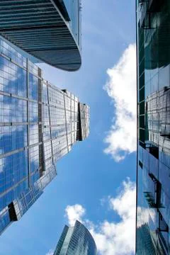 The skyscraper with the reflection of the blue sky in the Windows Foto stock