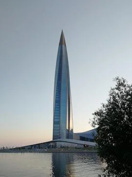 Skyscraper with reflection on the coast Foto stock