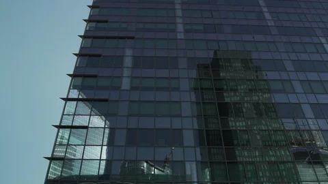 Skyscraper reflection with green glass windows at business district in Paris, Vídeo Stock 119362814