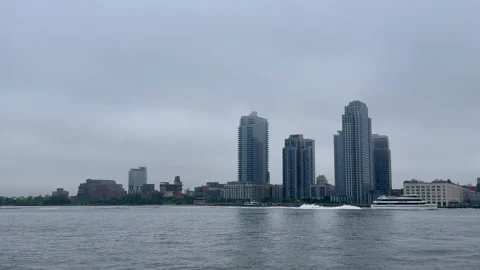 Skyscraper stands in hazy sky across the East River Vídeos de archivo 311833656