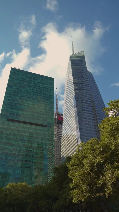 Skyscraper stands majestically amidst bustling urban landscape filled with life Video stock 291639128