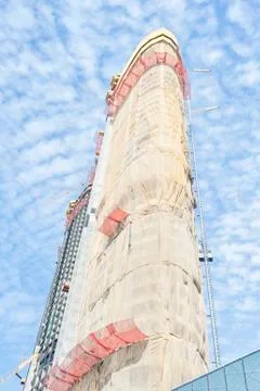 Skyscraper under construction, covered with drop cloths. Foto stock