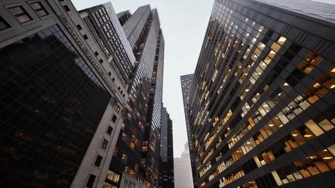 Skyscrapper building under a cloudy sky 스톡 일러스트