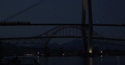 Skytrain on a bridge in New Westminster Видео 157900233