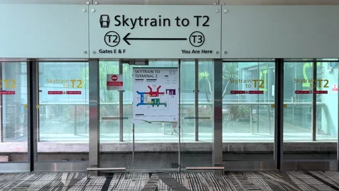 Skytrain gate to Terminal 2 at Changi Airport for inter-terminal transfer. Vídeos de archivo 314335588