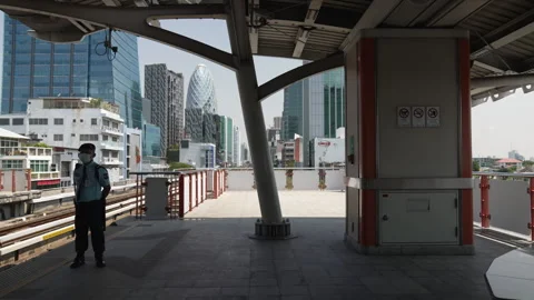 Skytrain Security Guard on the Station Sanam Pao BTS Track 库存影片 241584092