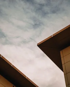 Skyward Bound: Rooftop Edge in Ground-to-Sky View Fotos de archivo