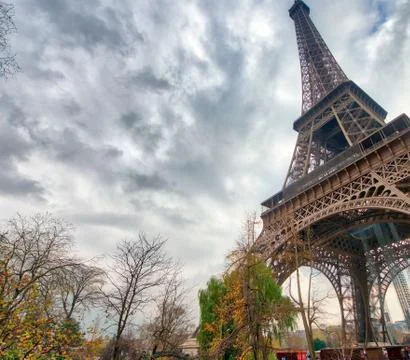Skyward view of Eiffel Tower on a cloudy winter day - France Foto stock