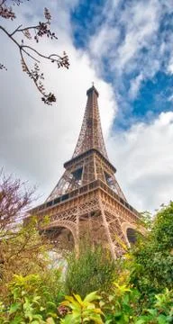 Skyward view of Eiffel Tower on a cloudy winter day - France Foto stock