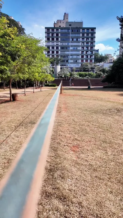 Slackline Focused View at Augusta Park with Sao Paulo City Background Vidéo 334663539