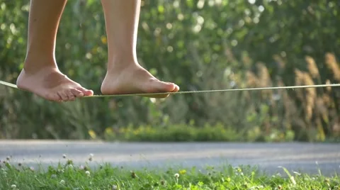 Slacklining in the city park Stock-Footage 67477103