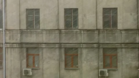 Slanting rain on the building background 動画素材 10915290
