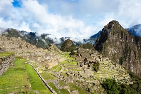 Сlassic view with cloudy sky of Machu Picchu located in the Cusco Region 库存照片