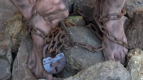 Slave Legs in Chains. Hands and Feet of a Slave Entangled in Iron Chains Vídeos de archivo 150934674