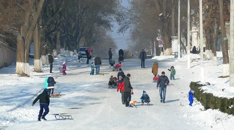 Sledding in city. Vidéo 59795576