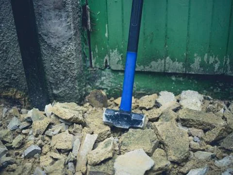 Sledge hammer and rubble Stock-Fotos