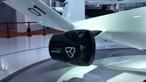 Sleek Black and White Airplane Engine Close-Up at Tech Showcase 库存影片 324845708
