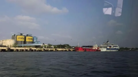 A sleek, electric ferry glides through calm waters, its white and purple hull st Stockbeeldmateriaal 336440786