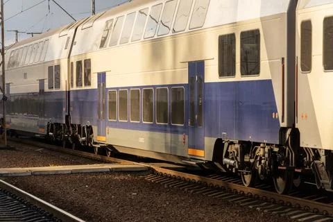 A sleek electric train approaches the platform at a bustling station, showc.. 库存照片