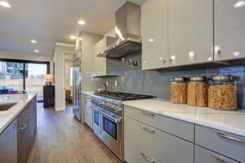 Sleek modern kitchen design with a kitchen peninsula fitted with a gray and w Stock Photos