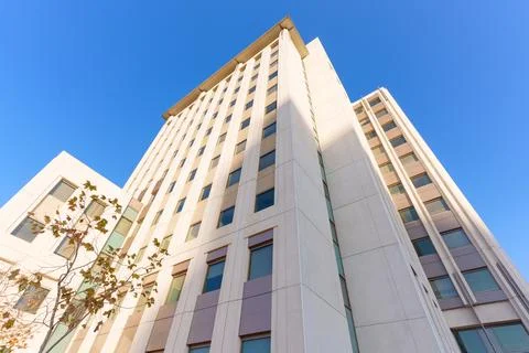 Sleek Modern Skyscraper Against Clear Blue Sky in Los Angeles Stock-Fotos