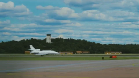 Sleek Private Jet Accelerating Along Tarmac on a Sunny Summer Day. Plane Vidéo 99376196