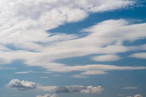Sleek wave sky clouds stretching across blue in rhythmic layers, modern abstr Foto stock