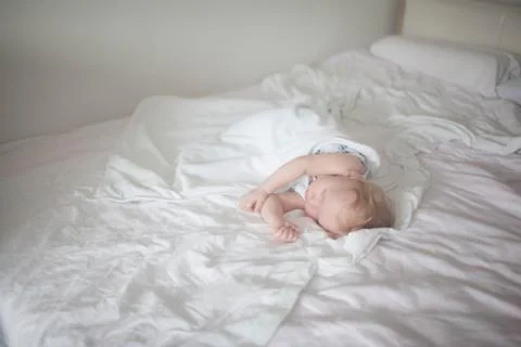 Sleeping child in a double bed. Stock-Fotos