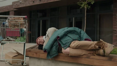 Sleeping Homeless on Bench next to Building Vídeos de archivo 247256491