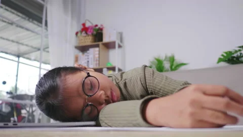Sleepy Asian girl sleeping during taking online class on laptop Video stock 172086853