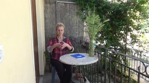 A slender blonde with her hair pulled back is doing finger exercises 库存影片 335591371