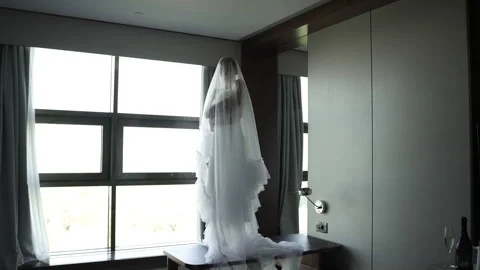 Slender bride with a long veil Vidéo 261740076