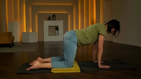A slender girl does exercises while standing on all fours Stock Footage 152998327