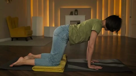 A slender girl does exercises while standing on all fours Stock Footage 152998337