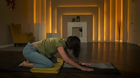 A slender girl does exercises while standing on all fours Stock Footage 152998372