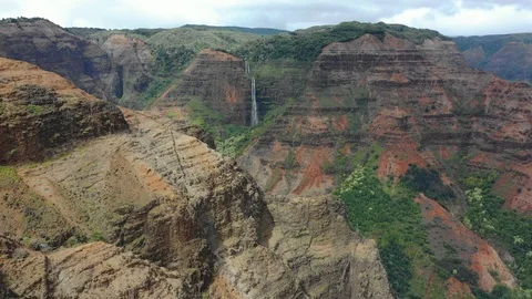 Slender waterfall falling into Waimea Canyon on Kauai 動画素材 96046087