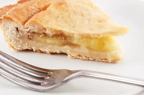 A slice of apple pie on a plate with a fork in the foreground Foto stock