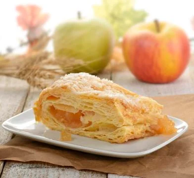 Slice of an apple strudel Foto stock