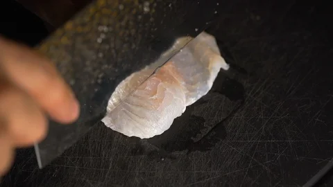 Slice the barsa fish fillet. 库存影片 106655163