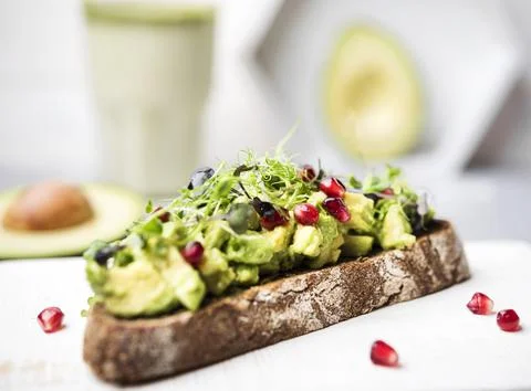 Slice bread with avocado pasta veggies front view Foto stock