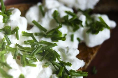 Slice of bread with cottage cheese and chives. Healthy meal Foto stock