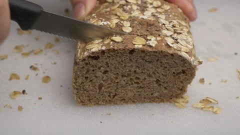 A slice of bread falls forward after being cut 库存影片 290123896