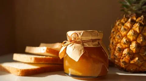 Slice bread with pineapple fruit and jam. Tasty toast with jam and fresh fruit Foto stock