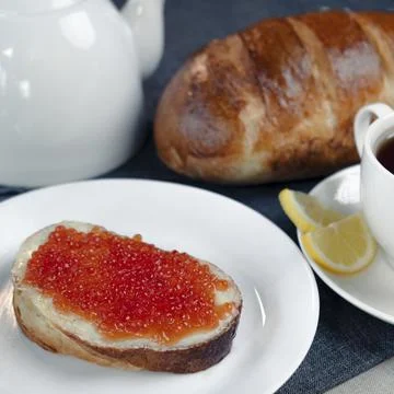 Slice of bread with red caviar 库存照片