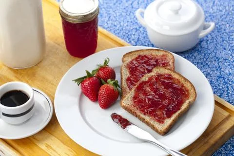 Slice of bread with strawberry jam Foto stock