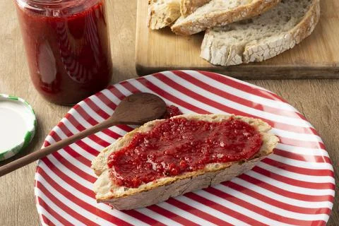 Slice of bread with strawberry jam Foto stock