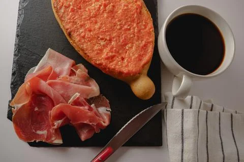 Slice of bread with tomato, iberian ham and a cup of coffee typical spanish.. Stockfoto's