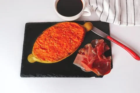 Slice of bread with tomato, iberian ham and a cup of coffee typical spanish.. Stockfoto's