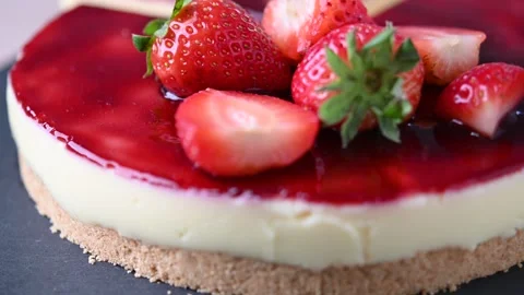 Slice of cheesecake with strawberries Vidéo 307490488