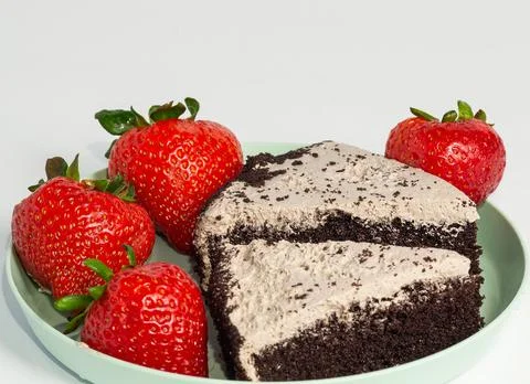 A slice of chocolate cake with forest berries and strawberries. Foto stock